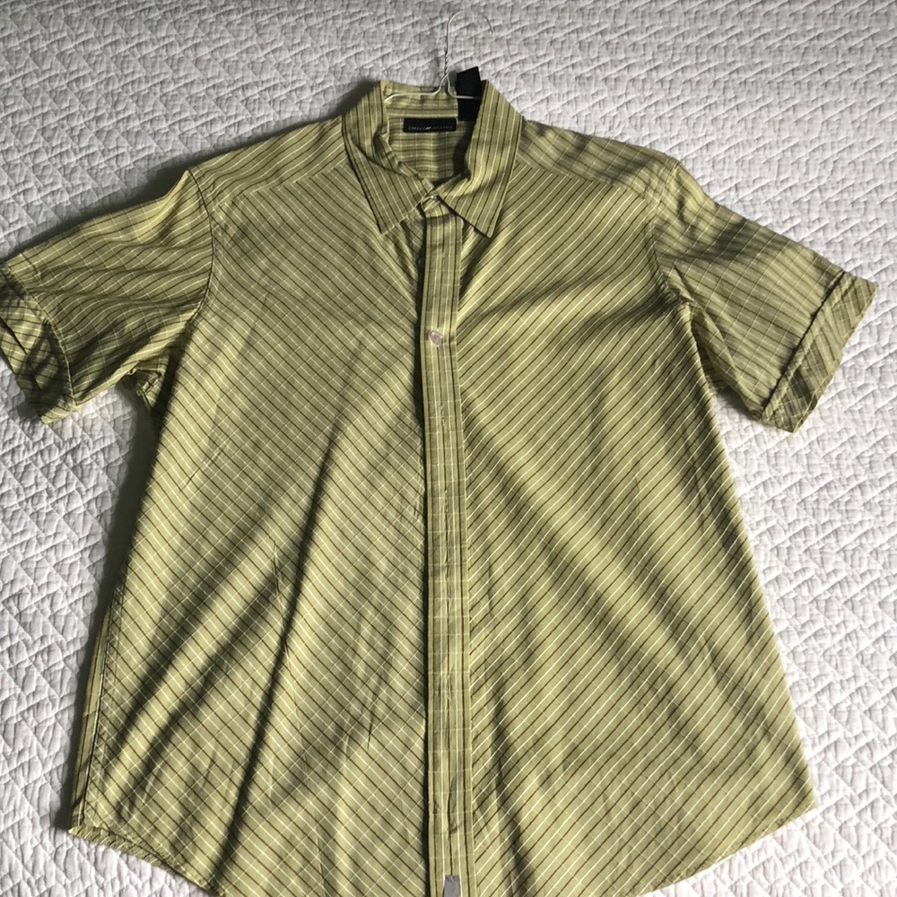 Short sleeve casual button-down
